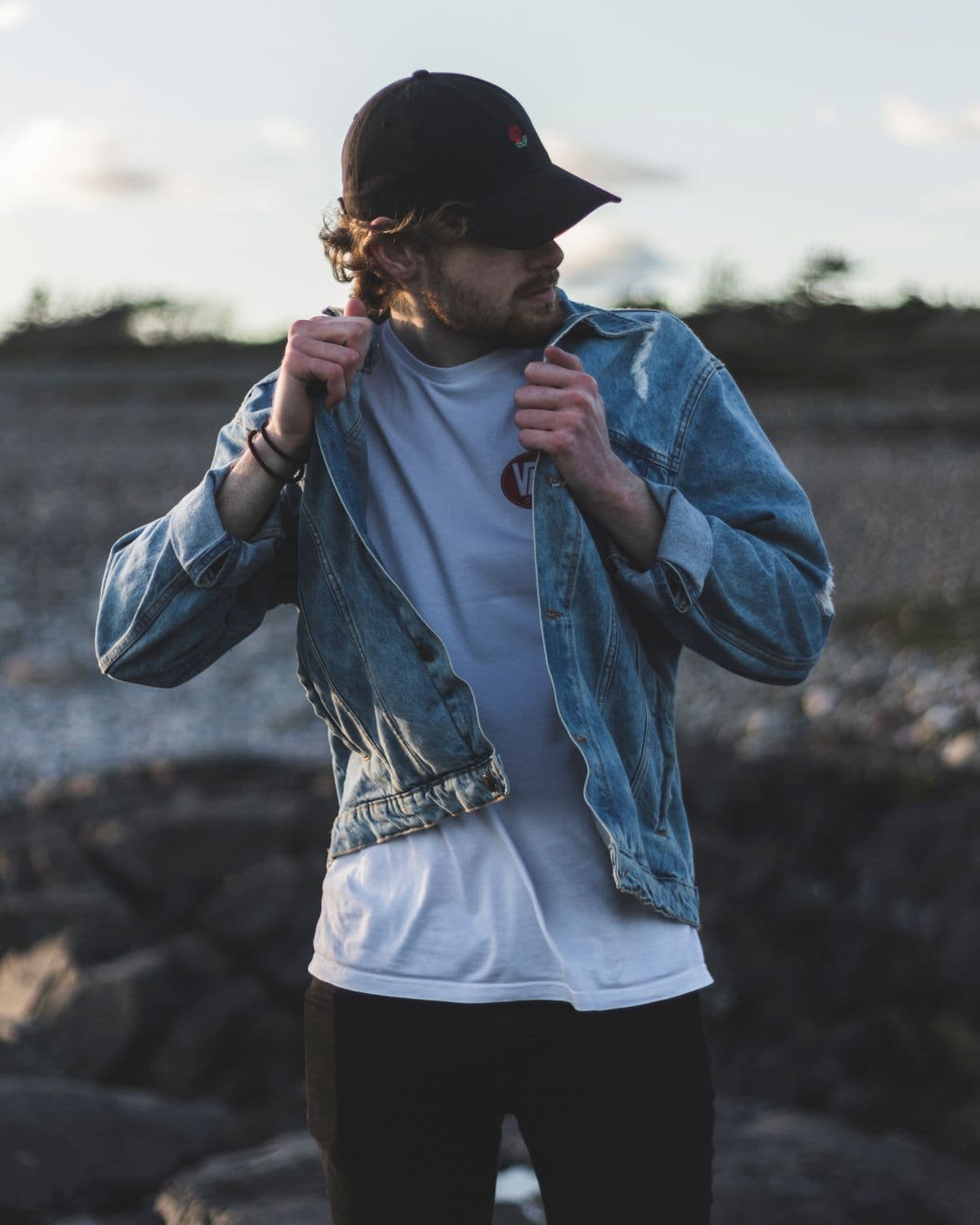 Relaxed denim jacket and everyday streetwear